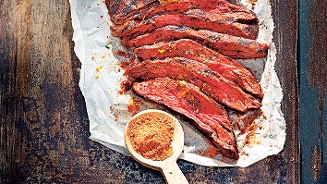 Gesneden biefstuk met kruiden op bakpapier