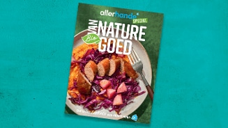 Voorpagina van het Allerhande magazine van Albert Heijn met het thema 'Van Nature Goed', met een bord biologisch eten bestaande uit worst, rode kool en aardappels