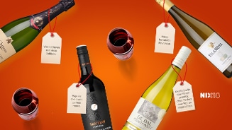 Wijnflessen en glazen rode wijn op een oranje achtergrond, met labels waarop slogans staan als 'Vier het leven met deze bubbel' en 'Frisse borrelwijn die verrast'; op de flessen zijn onder andere de A-merken Fantini en Vila Nova zichtbaar, evenals een NIX18-logo.