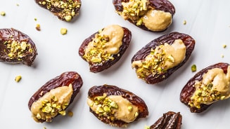 Gevulde dadels met pindakaas en stukjes pistache