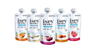 Vijf stazakken Ísey Skyr lactosevrije yoghurt in de smaken perzik, vanille, cherry cheesecake, toffee en framboos-granaatappel.