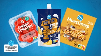 Albert Heijn Prijsfavorieten: verpakking cherry tomaten, protein kwark met yoghurt perzik-passievrucht, en doos naturel mueslirepen op blauwe achtergrond