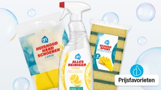Drie schoonmaakproducten van het AH huismerk: huishoudhandschoenen, allesreiniger citrus en schuursponsen, met Prijsfavorieten label op een lichte achtergrond met zeepbellen.