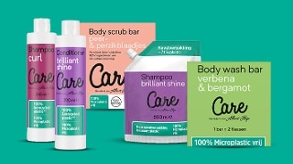 Care haarverzorgings- en lichaamsverzorgingsproducten van Albert Heijn, inclusief shampoo, conditioner, body scrub bar en body wash bar, met de nadruk op 100% microplasticvrije en gerecyclede verpakking.