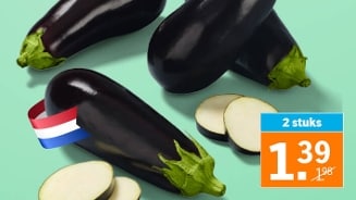 Twee aubergines met een Nederlandse vlag, deels gesneden in plakjes, op een turquoise achtergrond en actieprijs voor 2 stuks bij Albert Heijn.