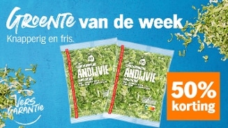 Groente van de week promotie van gesneden andijvie van Albert Heijn, met versgarantie en 50% korting, weergegeven in twee verpakkingen op een blauwe achtergrond.
