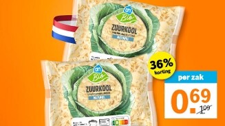 Twee verpakkingen AH Biologisch Zuurkool Naturel met 36% korting, nu voor 0,69 euro per zak, op een oranje achtergrond.