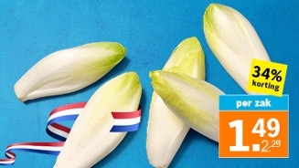 Vijf stronkjes verse witlof op een blauwe achtergrond, met een Nederlandse vlaglint en een kortingslabel van 34%, aangeboden voor €1,49 per zak bij Albert Heijn.