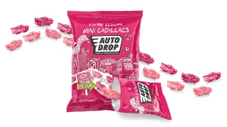 Zak met Autodrop Mini Cadillacs snoepjes, superzachte, veganistische gummies in de vorm van roze auto's.