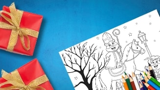 Sinterklaas kleurplaat met kleurpotloden en twee ingepakte cadeaus met gouden linten op blauwe achtergrond