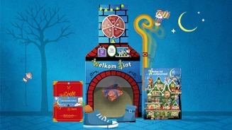 Illustratie van Sinterklaasdecoratie met een kartonnen schoorsteen, Sinterklaasschoen met chocoladeletter en pepernoot, Sinterklaasboek en adventskalender in een feestelijke blauwe setting