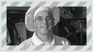 Chef in werkomgeving met vervaagd gezicht