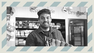 Slagerij met droge-worst en gepresenteerd vlees in een winkelomgeving