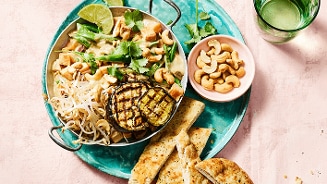 Groene curry met zoete aardappel en gegrilde aubergine