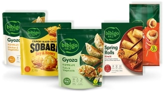 Assortiment van Bibigo producten waaronder gyoza, spring rolls en Koreaanse snacks in kleurrijke verpakkingen