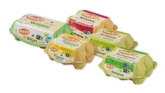 Verschillende verpakkingen Blije Kip eieren, waaronder witjes, kanjers, biologische eieren en eieren met extra vitamines, op een witte achtergrond