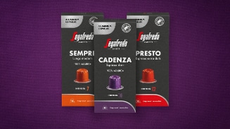 Drie verpakkingen Segafredo Zanetti koffiecapsules met varianten Semper, Cadenza en Presto tegen een paarse achtergrond