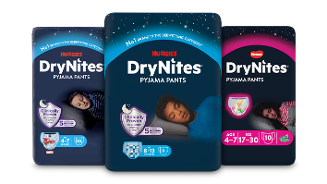 Huggies DryNites Pyjama Pants verpakkingen in drie verschillende maten, met afbeeldingen van slapende kinderen en productinformatie op de voorkant