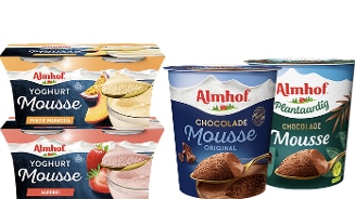 Almhof yoghurt mousse perzik maracuja, yoghurt mousse aardbei, chocolademousse original en plantaardige chocolademousse verpakkingen naast elkaar