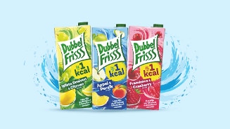 drie Dubbelfris verpakkingen op een blauwe achtergrond