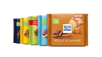 Verschillende smaken Ritter Sport chocoladerepen, met vooraan de Biscuit & Caramel variant.