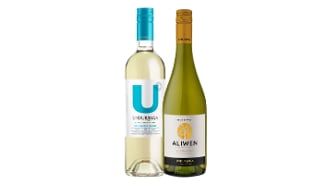 Twee flessen Undurraga wijn: een fles Sauvignon Blanc met blauwe accenten en een fles Aliwen Chardonnay met gouden accenten