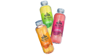 Drie flesjes SPA Active met elektrolyten in de smaken Lemon Lime Grapefruit, Mango Coconut en Blueberry Blackberryfruit.