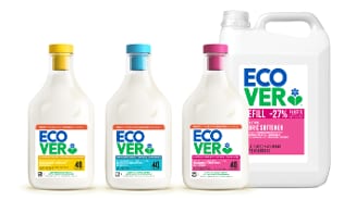 Drie flessen en een navulverpakking Ecover wasverzachter in verschillende varianten en kleuren, met Ecover-logo duidelijk zichtbaar op de etiketten.