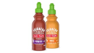Twee flessen Go-Tan Sriracha sauzen, één met de originele smaak en één met mayonaise smaak, beide met groene dop.