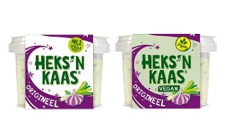 Twee bakjes Heks'n Kaas, origineel en vegan variant, met paarse en groene verpakking prominent zichtbaar op een witte achtergrond.