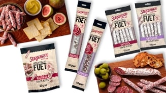 Afbeelding van verschillende verpakkingen Stegeman Fuet en snackworstjes, naast houten planken met gesneden fuet, toast, olijven, vijgen en kaas.