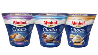 Drie bekers Almhof Choco met echte slagroom in de smaken karamel, original en wit-vanille.