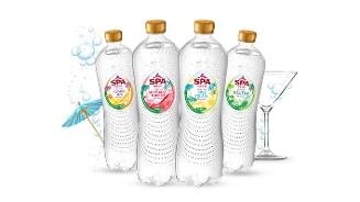Vier flesjes Spa Touch in verschillende zomerse smaken met zichtbaar bruisend water en decoratieve elementen zoals een cocktailglas en parasol op de achtergrond.