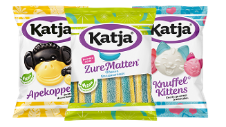 Drie zakken Katja snoep: Apekoppen, Zure Matten met blauwe banaansmaak en Knuffel Kittens.