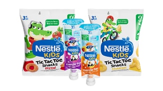 Nestlé Kids producten: twee zakken Tic Tac Toe Snacks in de smaken pizza en cheese, en drie zakjes Freezie Pop ijsjes in verschillende smaken.