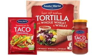Drie Santa Maria producten: een verpakking tortillawraps van volkoren tarwe, een zakje taco kruidenmix en een potje taco saus.