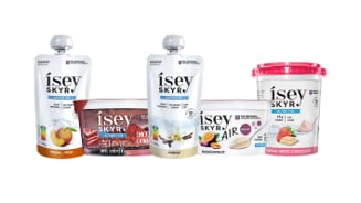 Verschillende soorten Ísey Skyr yoghurtproducten in diverse smaken, waaronder perzik, red velvet, vanille, passievrucht en aardbei-witte chocolade.
