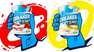 Twee Melkunie Breaker Zero yoghurt knijpzakjes, één met aardbeiensmaak en één met banaansmaak, vastgehouden door blauwe getekende handen met kleurrijke achtergronden.