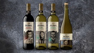 Vier flessen wijn van het merk 19 Crimes, waaronder rode wijn, chardonnay, sauvignon blanc en mousserende witte wijn, tegen een donkere achtergrond.