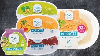 Verschillende Maza hummus en baba ganoush verpakkingen, waaronder hoemoes spicy mango, hoemoes spicy chipotle, hoemoes originele recept XL en bio baba ganoush op een donkere ondergrond.