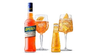 Fles Aperol, glas Aperol Spritz met sinaasappelpartje, flesje Crodino en glas Crodino Spritz met ijs en sinaasappelpartje.