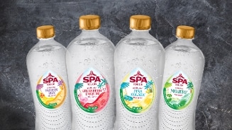Vier flessen Spa Touch bruisend water, elk met een andere smaak: Passion Fizz, Strawberry Daiquiri, Piña Colada en Mojito.