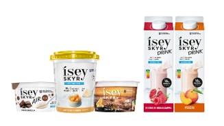 Assortiment van Ísey Skyr producten: stracciatella skyr, lactosevrije mango panna cotta skyr, sinaasappel gember skyr en skyr drink met framboos-granaatappel en perzik.