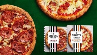 Twee Crosta Mollica pizza's op een groene achtergrond, één met pepperoni (Stromboli) en één Margherita, beide met hun verpakkingen zichtbaar.