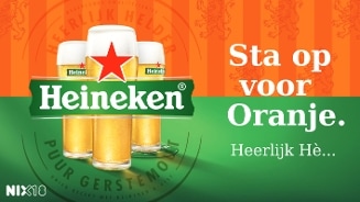 Drie glazen Heineken bier met schuimkraag, op een groene en oranje achtergrond met leeuwenmotief en de tekst "Sta op voor Oranje. Heerlijk Hè..." en het logo van NIX18.