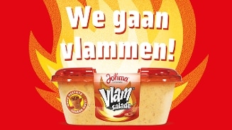 Johma Vlam salade in verpakking met vurige achtergrond en de tekst "We gaan vlammen!" erboven.