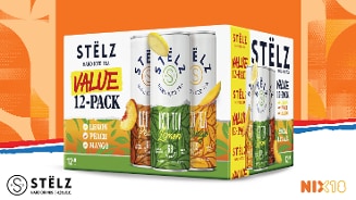 Stelz hard iced tea 12-pack verpakking, met blikjes in de smaken lemon, peach en mango, op een oranje achtergrond. Tekst vermeldt 69 calorieën per blikje, 4,5% alcohol en NIX18-logo, wat aangeeft dat het product alleen voor volwassenen is.