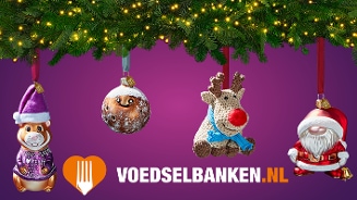 Kerstboomversiering met feestelijke kerstballen en figuren, boven logo van Voedselbanken.nl