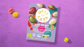 Verpakking van Delicata chocolade-eitjes in verschillende kleuren en smaken op een paarse ondergrond, met de tekst 'Wat de ei?!' en informatie over eerlijke en duurzame chocolade, speciaal voor Albert Heijn.