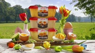 Johma verpakkingen in het weiland met paasfeer er om heen